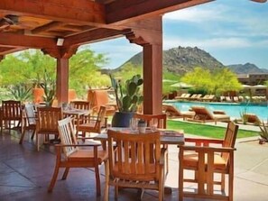 تناول الطعام بالخارج