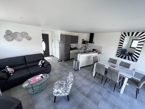 Smart TV, fireplace - Maison 3 Chambres Très Bien Équipée à 400 Mètres de la Plage des Demoiselles (Saint-Jean-de-Monts)