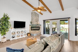 Smart TV, computer monitors - 4BR Retreat w/ New Pool + Hot Tub - Minutes from AMI (Bradenton)