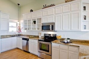 ثلاجة، ميكروويف، موقد طهي مسطح، ماكينة لصنع القهوة/الشاي