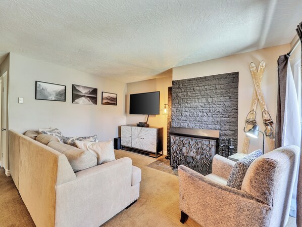 Smart TV y chimenea 