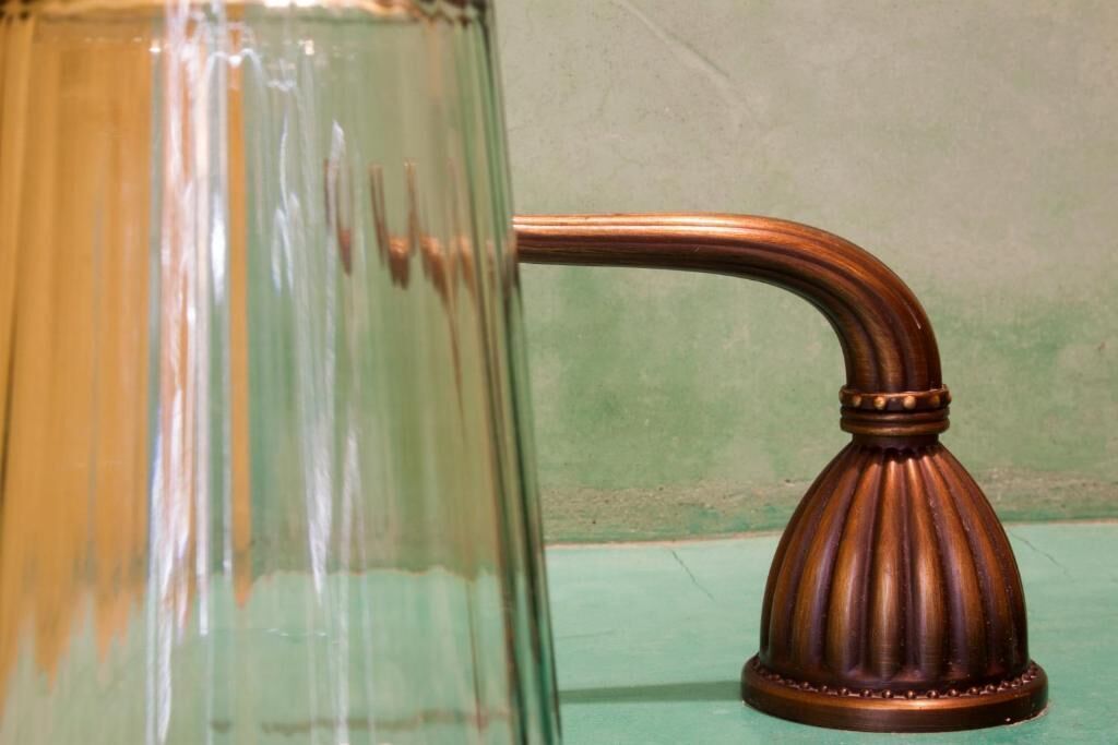Ein Kupferarmaturen an einem Glasgefäß.