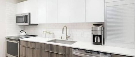 Refrigerador, microondas, parrilla de estufa y cafetera y tetera