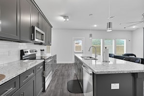 Geladeira, micro-ondas, fogão, cooktop