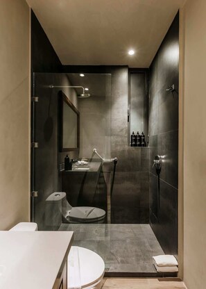 Doccia, asciugacapelli, asciugamani, shampoo