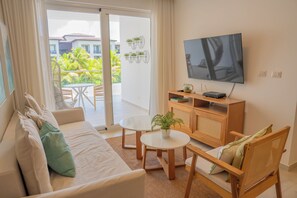 Deluxe-Apartment, 1 Schlafzimmer, Balkon, Poolblick | Wohnbereich