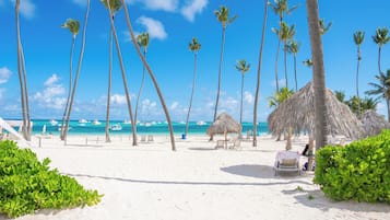 Plage, sable blanc, parasols, serviettes de plage