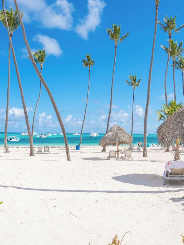 Plage, sable blanc, parasols, serviettes de plage