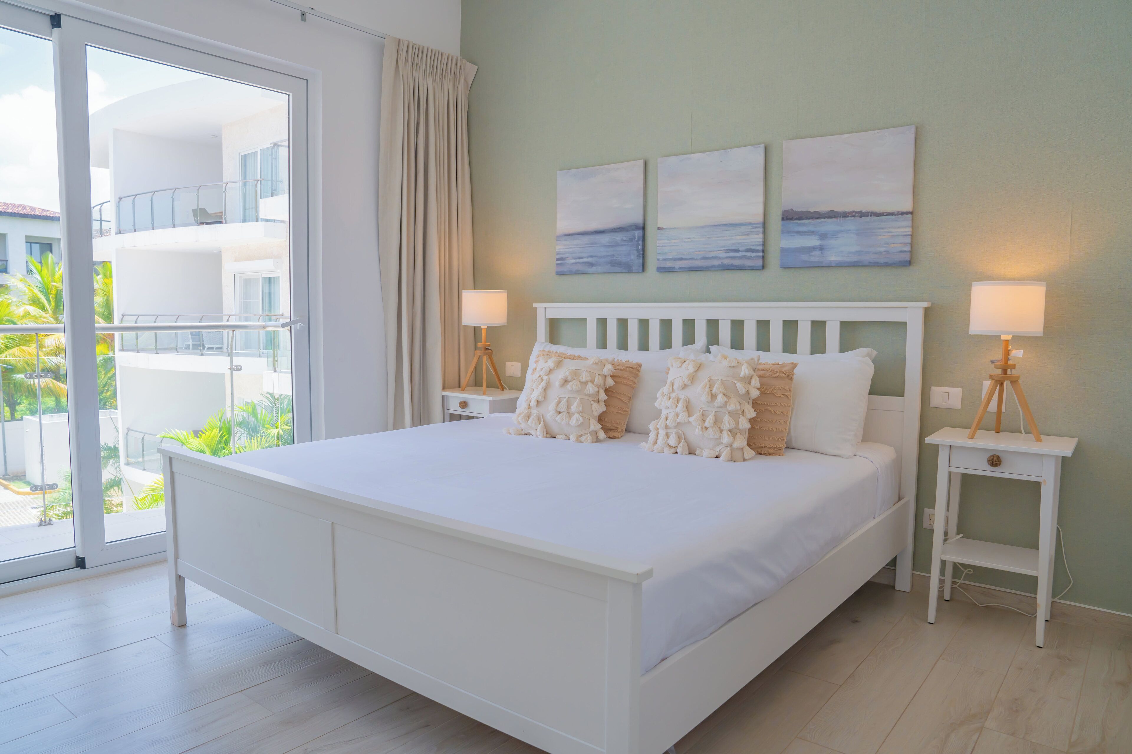 Deluxe Apartment, 1 Bedroom, Balcony, Pool View | Peralatan tempat tidur premium, dihias secara berasingan 