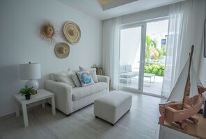 Apartamento luxo, 1 quarto, sacada, vista para a piscina | Área de estar | TV de tela plana 43 polegadas com canais a cabo