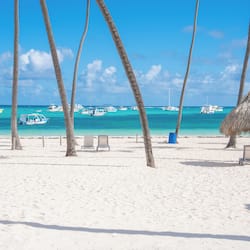 Plage, sable blanc, parasols, serviettes de plage
