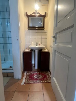 Hair dryer, bidet, towels, soap - Maison Barriera Deluxe Suite: a beacon of elegance in the heart of Salerno. (Salerno)