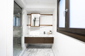 Shower, hair dryer, towels