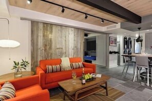 Een televisie en een open haard