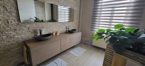 Zimmer, 3 Schlafzimmer, Terrasse, Gartenblick | Badezimmerausstattung