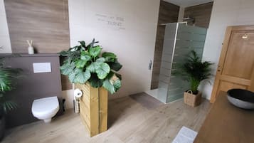 Kamar, 3 kamar tidur, patio, pemandangan kebun | Kamar mandi