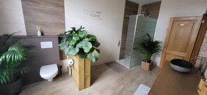 Habitació, 3 dormitoris, pati, vistes al jardí | Bany