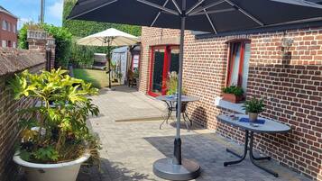 Kamer, 3 slaapkamers, patio, uitzicht op tuin | Exterieur