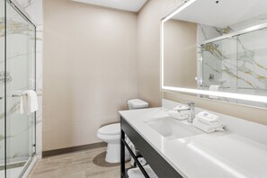 Duschwanne, Handtücher, Seife, Toilettenpapier