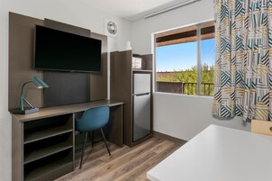 Escritorio, espacio para trabajar con laptop y cortinas blackout 