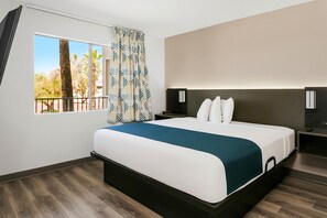 Desk, laptop workspace, blackout curtains, free WiFi - Studio 6 Tempe, AZ – Elliot Road (Tempe)