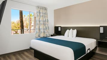 Escriptori, espai de treball apte per a portàtils i cortines opaques