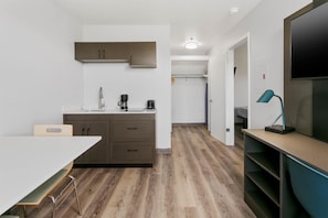 Standard Studio, 2 Queen Beds, Non Smoking, Kitchenette | Room amenity