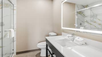 Kombinasi shower/bathtub, handuk, sabun, dan tisu toilet