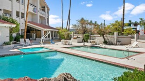 A hotel with a pool area, including two swimming pools and lounge chairs. - Studio 6 Tempe, AZ – Elliot Road (Tempe)