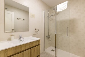 Een douche, een haardroger, handdoeken