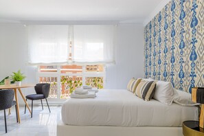 Een kluis op de kamer, een strijkplank/strijkijzer, gratis wifi