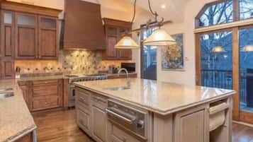 Réfrigérateur, micro-ondes, plaque de cuisson, cafetiÚre/bouilloire