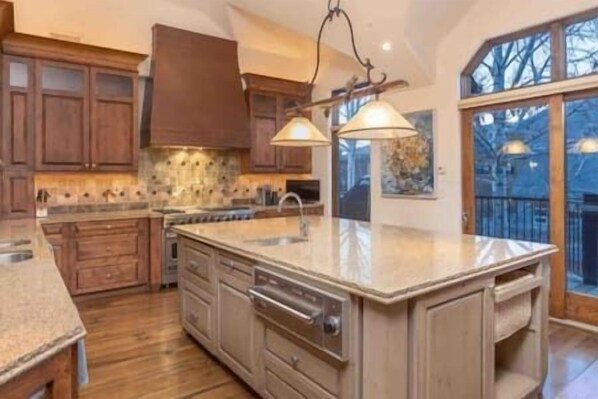 Réfrigérateur, micro-ondes, plaque de cuisson, cafetière/bouilloire