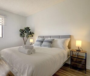 2 bedrooms, desk, iron/ironing board, free WiFi - Stylish DT Views at Stampede w/ Free Parking, AC (Calgary)