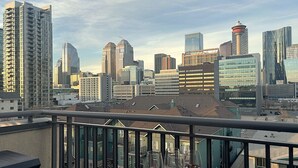 Property grounds - Stylish DT Views at Stampede w/ Free Parking, AC (Calgary)