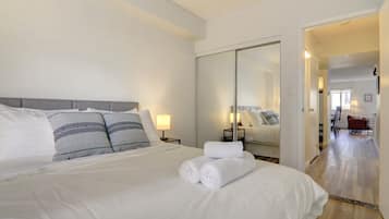 2 kamar tidur, meja kerja, setrika/meja setrika, dan Wi-Fi gratis