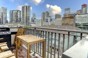 Property grounds - Stylish DT Views at Stampede w/ Free Parking, AC (Calgary)