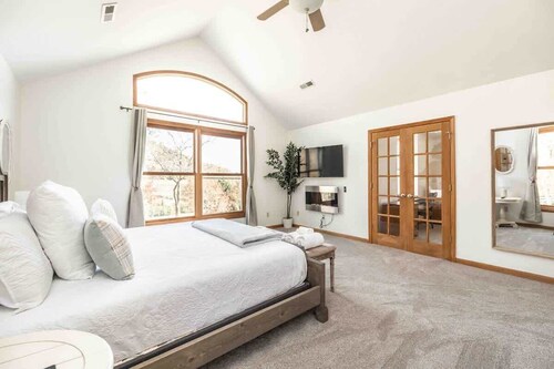 Spacious Mountain View Home in Hendersonville