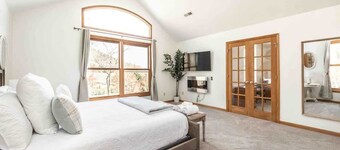 Spacious Mountain View Home in Hendersonville