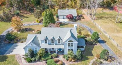 Apple Valley Gables-Cozy mountain home with views!