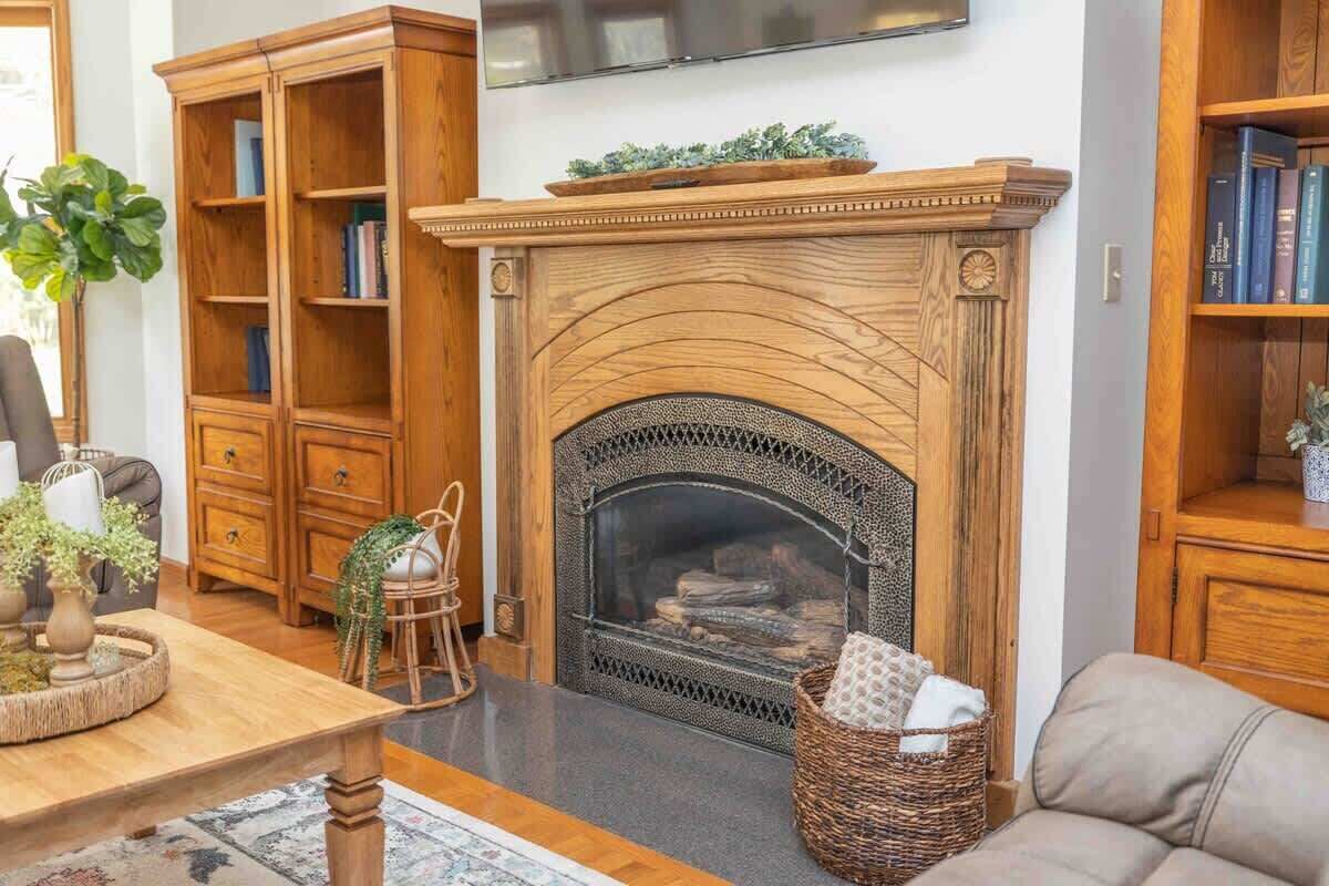 Televisión, chimenea, videojuegos, oficina