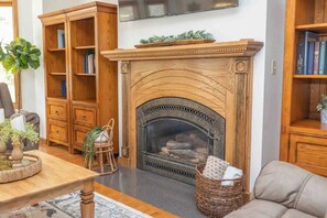 Televisor, llar de foc, videojocs i oficines 