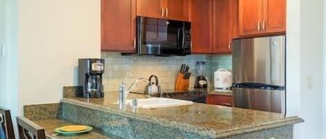 ثلاجة، ميكروويف، موقد طهي مسطح، ماكينة لصنع القهوة/الشاي