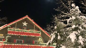 Ein Gebäude mit einem Stern auf dem Dach, umgeben von Schnee, und ein Mond am Himmel.