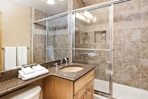 Suihku, hiustenkuivaaja, pyyhkeet