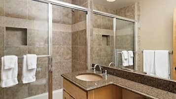 Douche, séchoir à cheveux, serviettes fournies