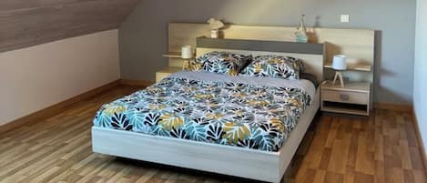 2 bedrooms, desk, iron/ironing board, travel cot