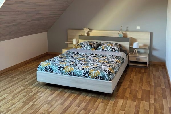 2 soverom, skrivebord, strykejern/-brett og reiseseng for barn