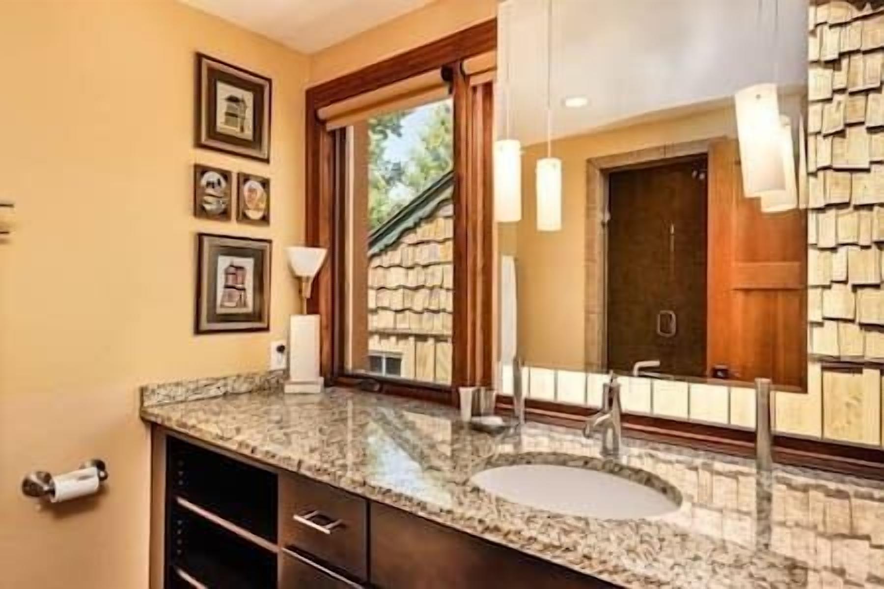 Fabulous 3 bedroom Condo in Aspen, Pool, Hot Tub!
