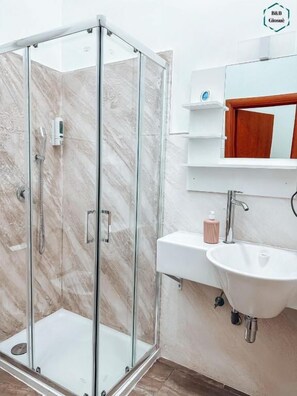 Doccia, soffione a pioggia, asciugacapelli, bidet